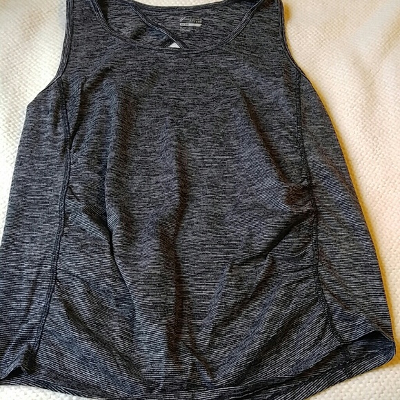 Old Navy Maternity Work Out top - Picture 1 of 6